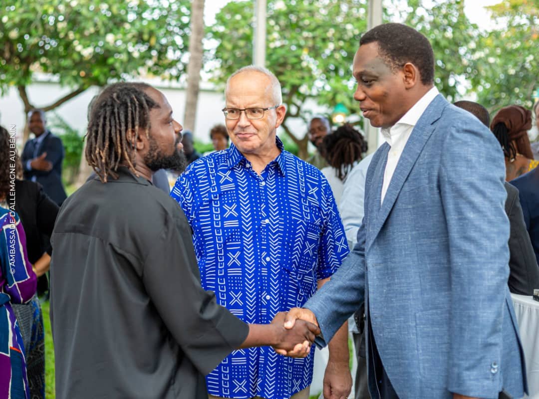 Célébration de l’art contemporain à Cotonou : La « Rétrospective » de Sébastien Boko marque les esprits à la résidence de l’Ambassadeur d’Allemagne