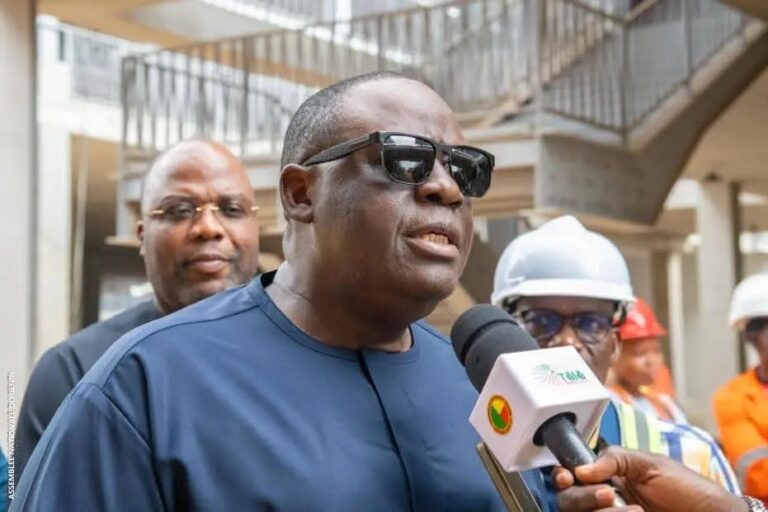 VISITE DU PRÉSIDENT DE L’ASSEMBLÉE NATIONALE SUR LE CHANTIER DE CONSTRUCTION DU MARCHÉ DE OUANDO : « Nous avons des raisons d’être fiers », dixit Louis Gbèhounou Vlavonou