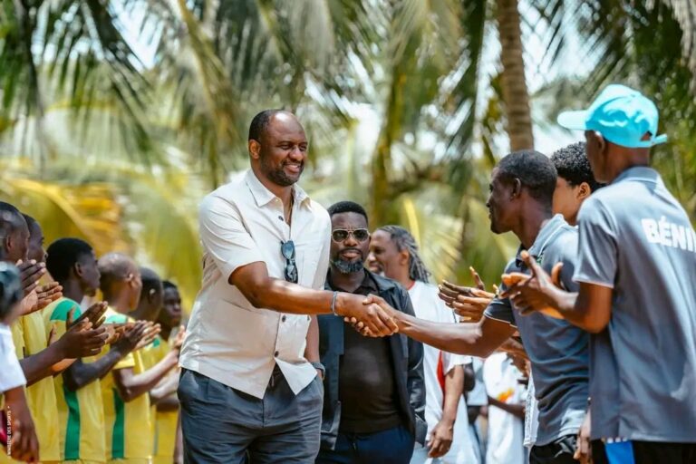 En visite d’immersion au Bénin : L’ancien Champion du monde 1998, Patrick Vieira s’imprègne des efforts du Bénin pour le développement de son football